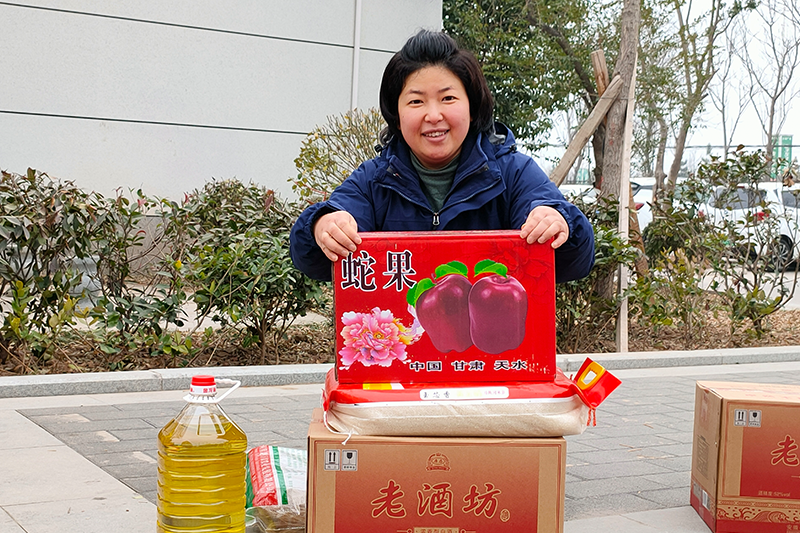 福利品發放現場熱火朝天各單位人員配合默契13